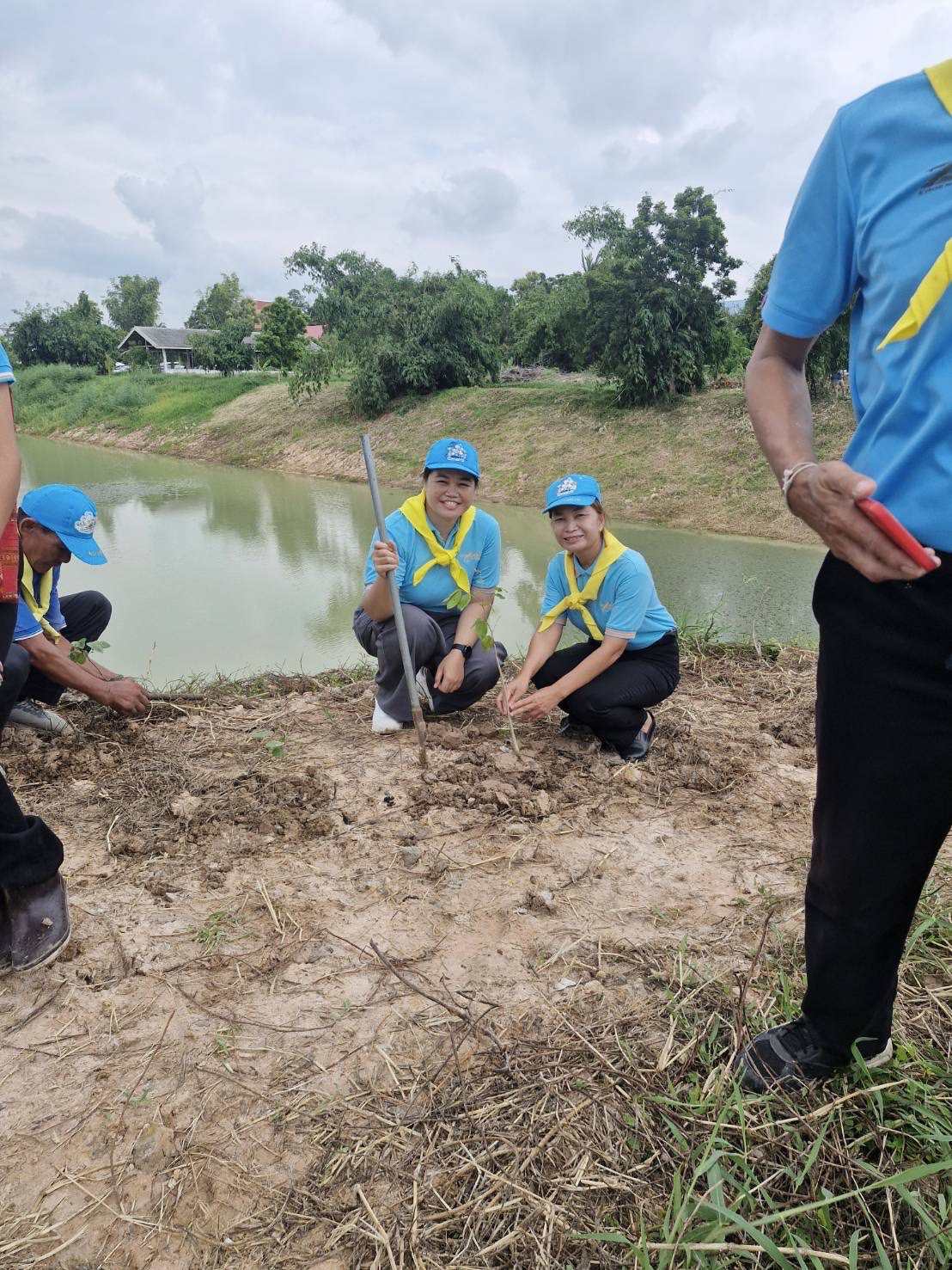 ?พช.กมลาไสย ?ร่วมกิจกรรมจิตอาสาพัฒนาปลูกต้นไม้และปล่อยปลา เนื่องในวันสำคัญของชาติไทย วันเฉลิมพระชนมพรรษา สมเด็จพระนางเจ้าสิริกิติ์ พระบรมราชินีนาถ พระบรมราชชนนีพันปีหลวง (วันแม่แห่งชาติ) 12 สิงหาคม 2568?